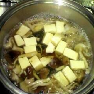 キノコとお豆腐　熱々のプチ鍋です♪